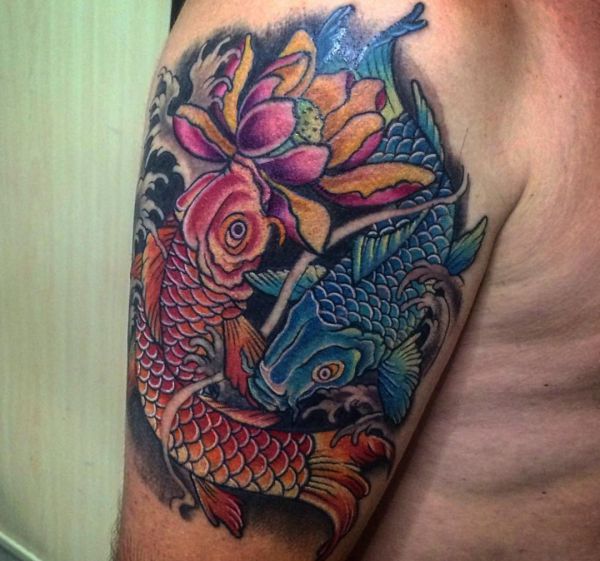 Koi Karpfen Tattoo mit Lotus am Oberarm