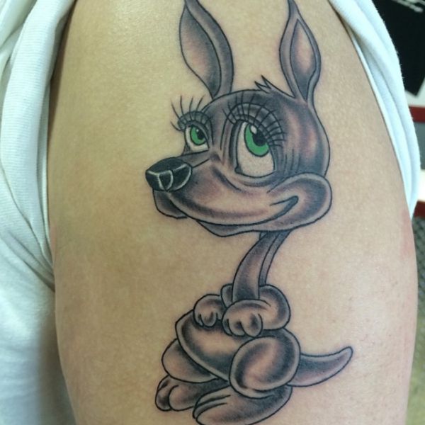 Cartoon Känguru Tattoo am Oberarm