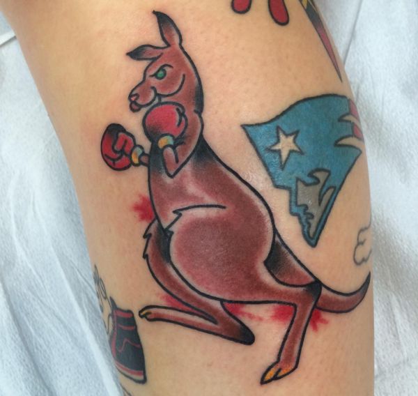 Boxendes Känguru Tattoo Design auf der Bein