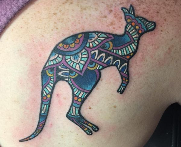 Tribal Känguru Tattoo Design am Schulterblatt