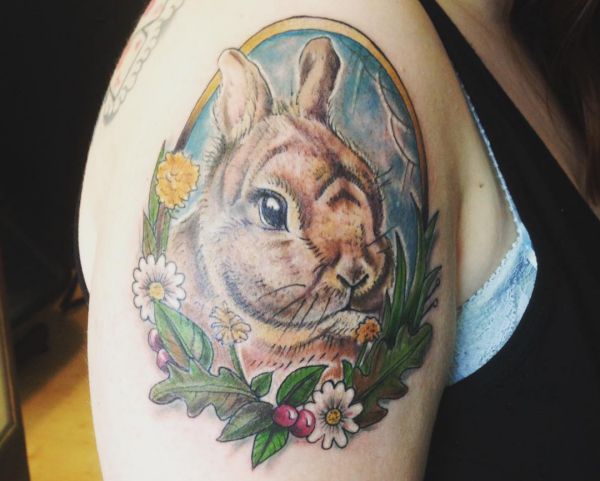 Kaninchen mit Blumen Porträt Tattoo Design am Oberarm