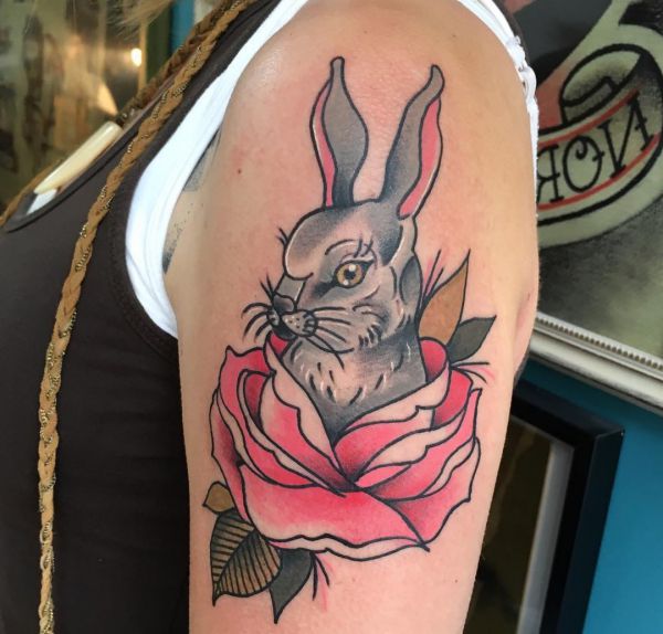 Kaninchen mit Rose Design am Oberarm