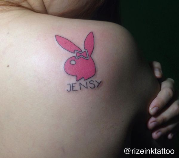 Playboy-bunny Kaninchen Tattoo mit Namen am Schulterblatt