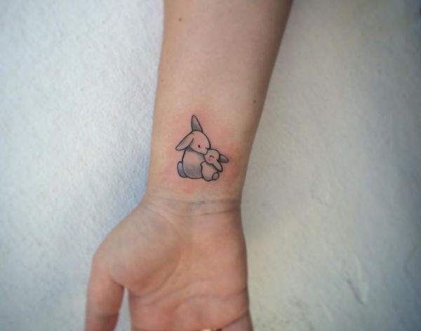 süße Kaninchen Tattoo am Handgelenk