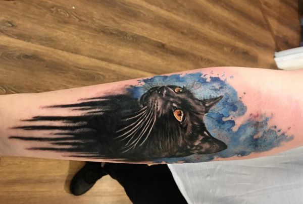 Aquarell Schwarze Katzenkopf am Unterarm