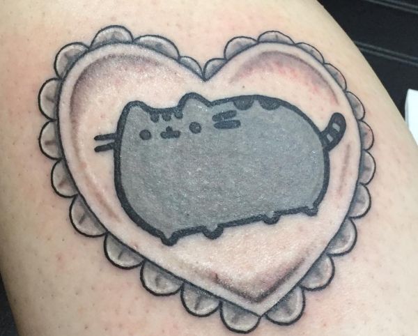 Tattoo Pusheen Katze mit Herz