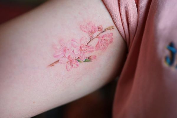 Kirschblüten Tattoo am Oberarm