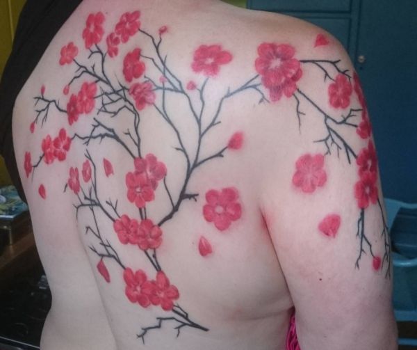 Kirschblüten Tattoo Design am Rücken