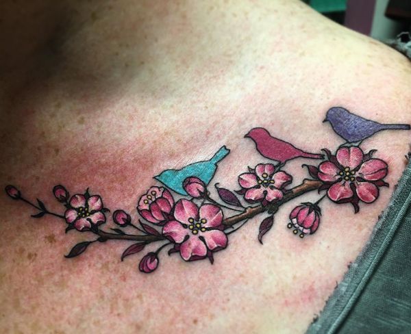 Kirschblüten mit Vögel Tattoo am Schlüsselbein