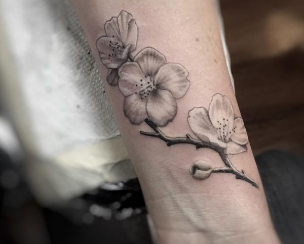 Kirschblüten Tattoo Design am Handgelenk Schwarz und Weiß