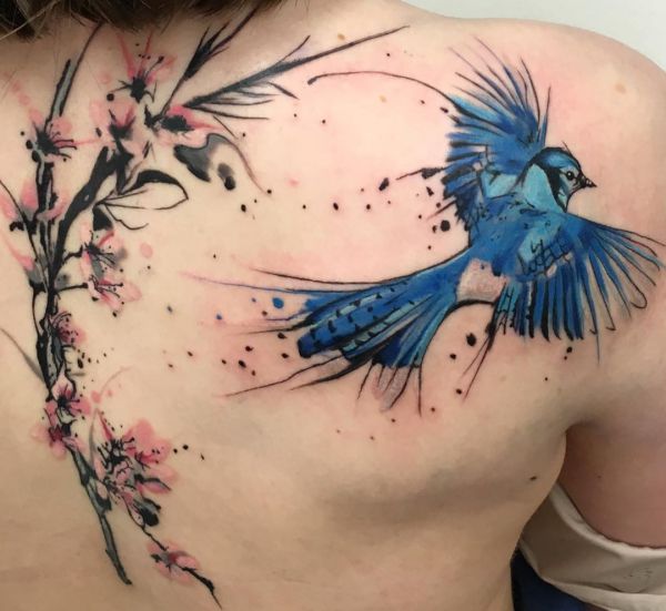 Wasserfarben Kirschblüten und Vogel Tattoo am Rücken