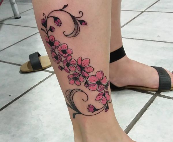 Kirschblüten Tattoo am Unterschenkel für Frauen