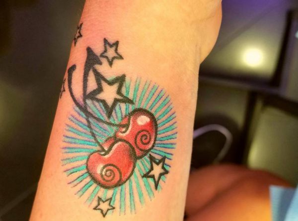 Kirsche mit Sternen Tattoo Design am Handgelenk