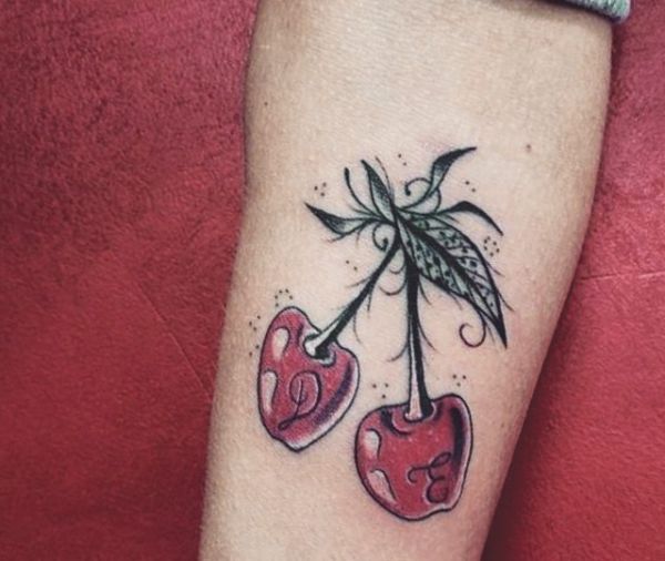 Kirsche Tattoo mit Initialen auf dem Arm