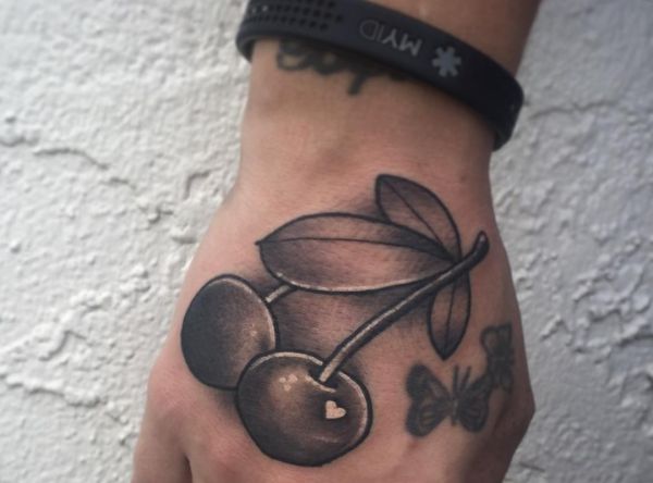 Kirsche Tattoo mit Herz auf Hand