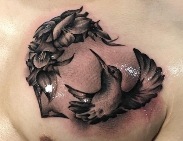 Kolibri Tattoo mit Blumen auf der Brust der Männer