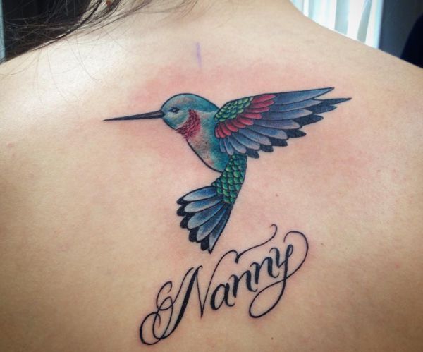 Kolibri Tattoo mit Namen am Rücken für Frauen