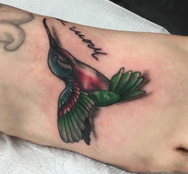 Kolibri Tattoo mit Namen am fuß