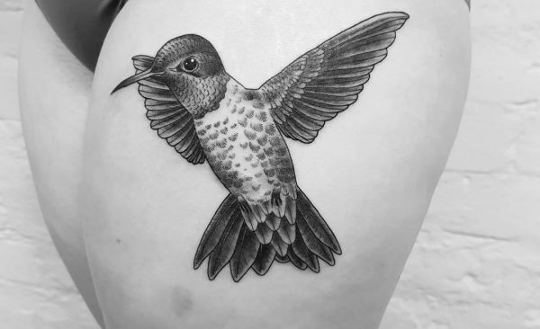 Kolibri Tattoo am Oberschenkel für Frauen