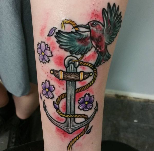 Kolibri mit Anker Tattoo auf der Bein