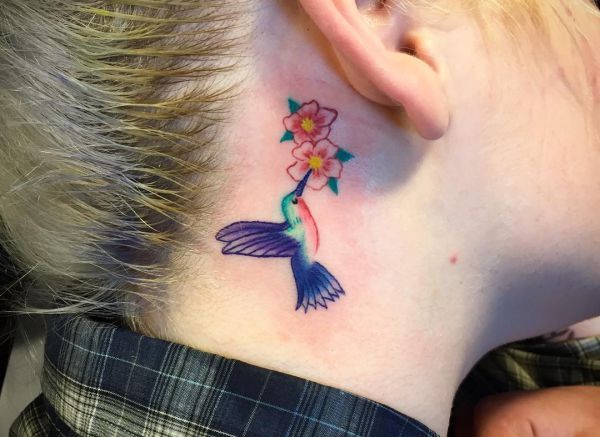 Tattoo Kolibri Kirschblüte hinter dem Ohr
