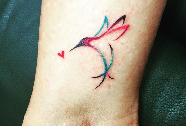 Kleine Kolibri mit Herz Tattoo am Handgelenk