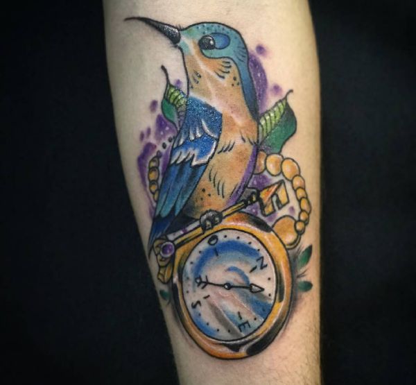 Kolibri mit Kompass Tattoo auf dem Arm