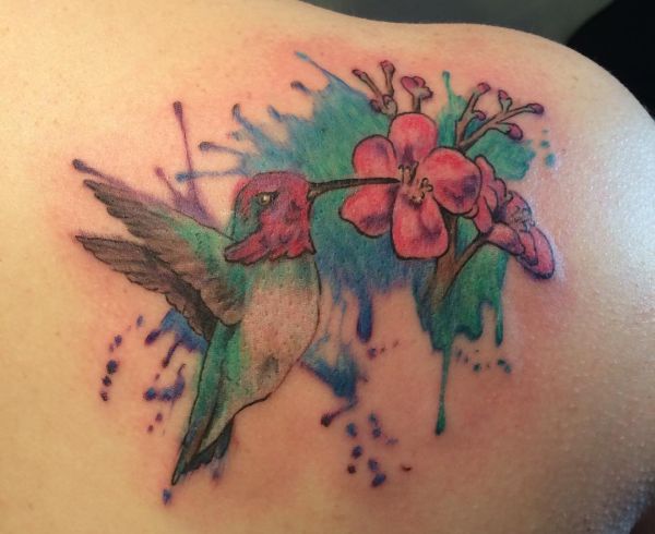 Tattoo Hibiskusblüte mit Kolibri am Schulterblatt