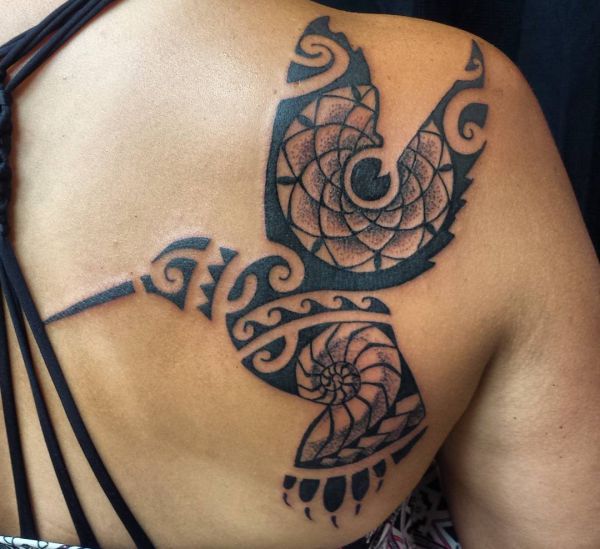 Tribal Kolibri Tattoo am Rücken für Frauen