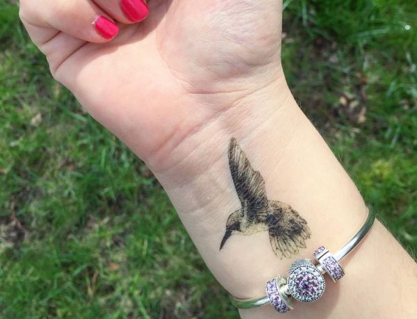Kolibri Tattoo am Handgelenk für Frauen