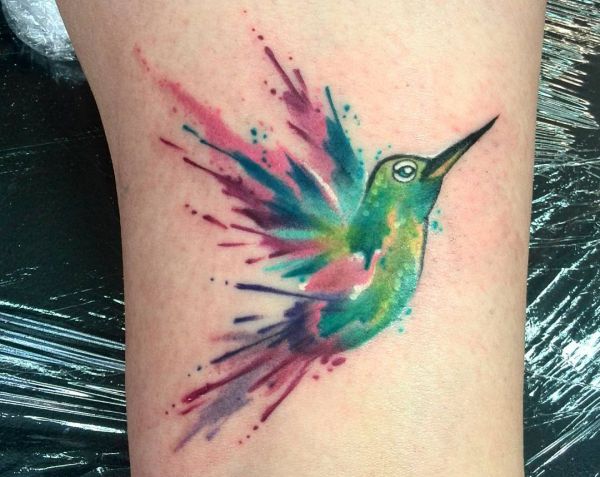 Watercolor Kolibri Tattoo auf der Bein