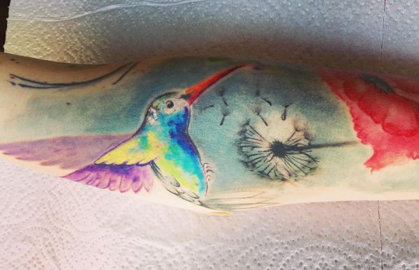 Kolibri mit Löwenzahn Tattoo auf dem Arm