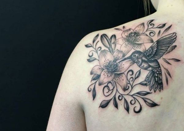 kolibri mit lilie tattoo schwarz weiß am Schulterblatt