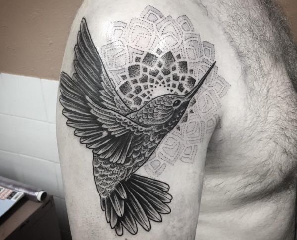 kolibri mit mandala tattoo schwarz weiß am oberarm