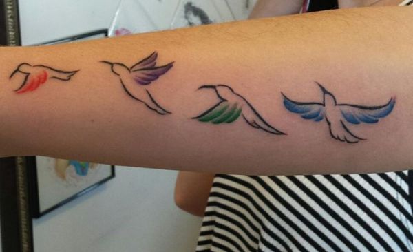 Kleine Kolibri Tattoo am Unterarm Seite