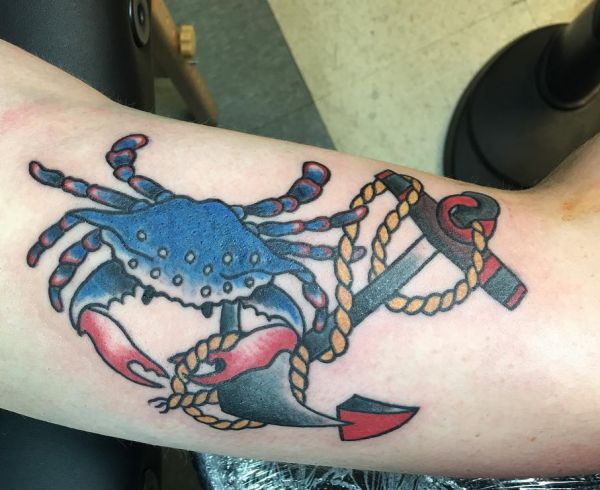 Anker mit Krabbe Blau am Oberarm