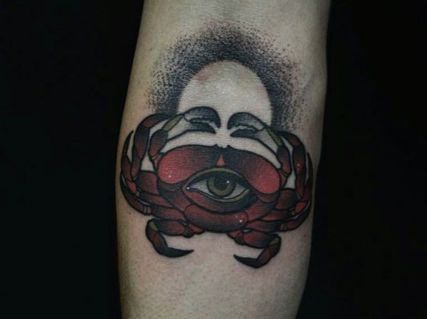 Krabbe mit Auge Rot am Unterarm