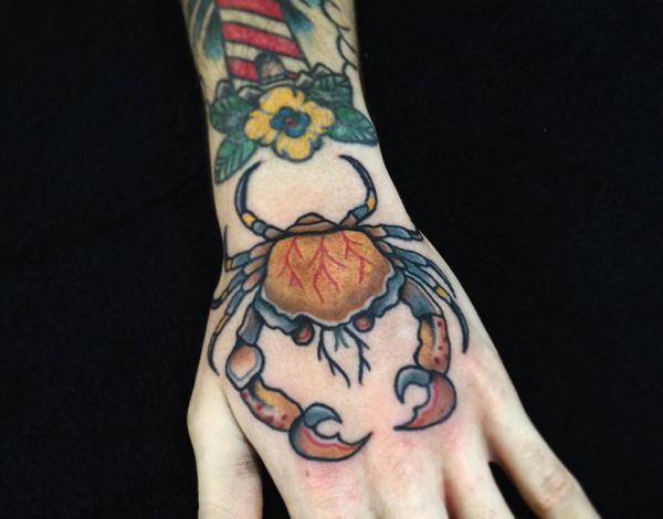 Tattoo Krabbe auf Hand