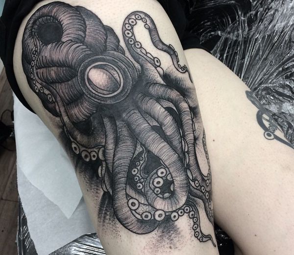 Tattoo Kraken am Oberschenkel