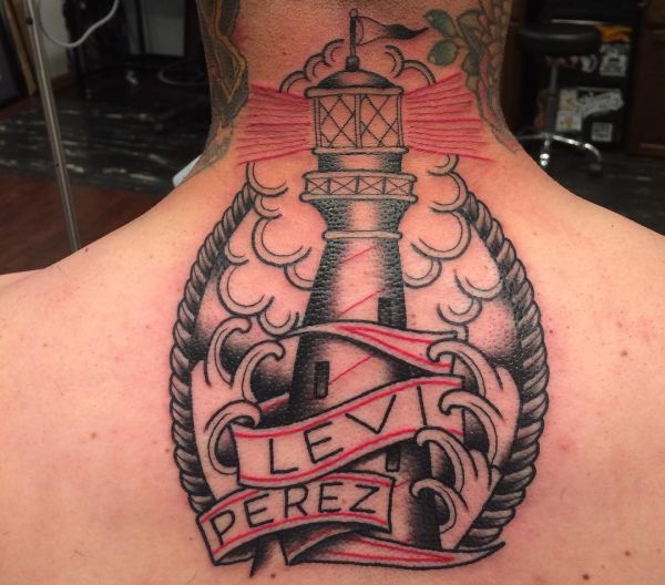 Leuchtturm Tattoo mit Namen am Rücken
