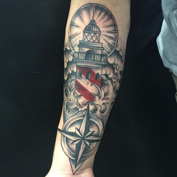 Leuchtturm mit Kompass und Wellen auf dem Arm