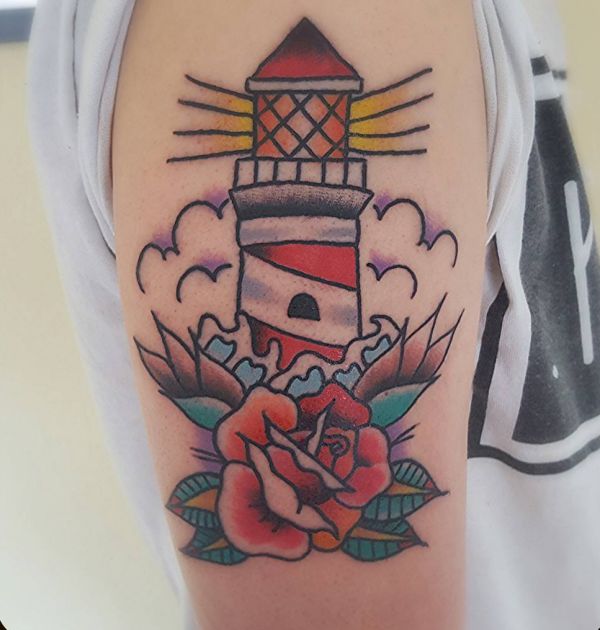 Leuchtturm mit Blume am Oberarm