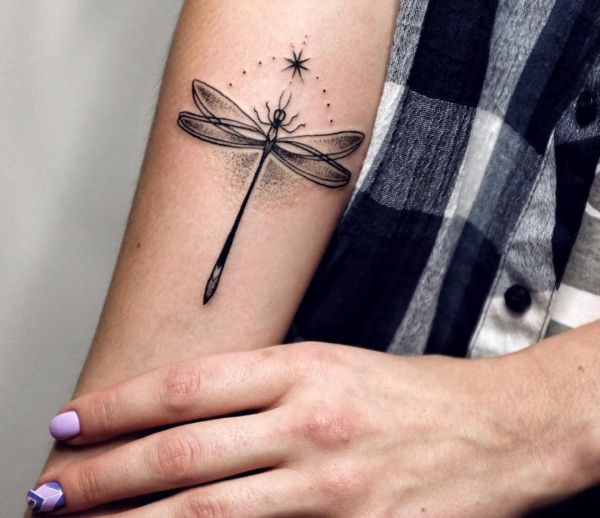 Tattoo Libelle am Unterarm Schwarz und weiß