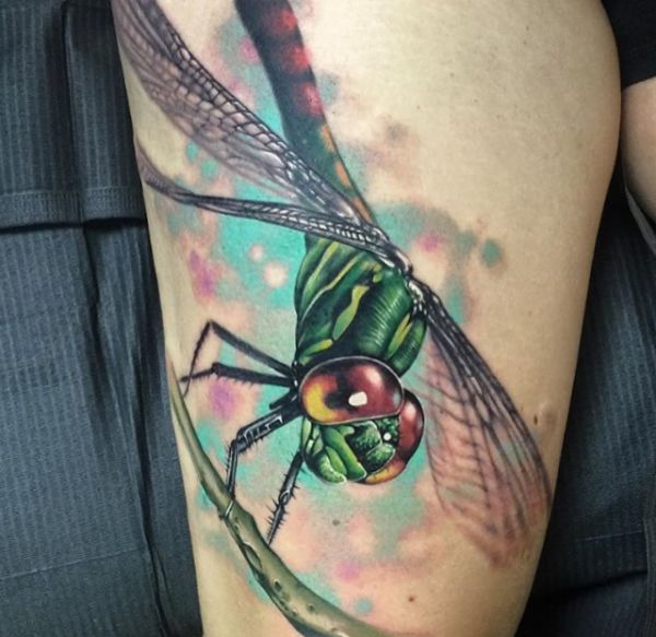 Realistisch Libelle Tattoo am Oberschenkel