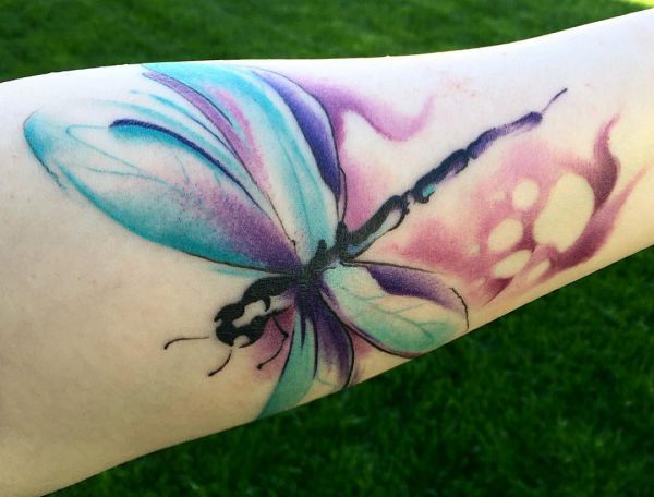 Aquarell Tattoo Libelle am Unterarm