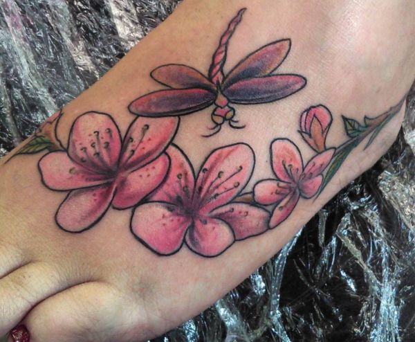 Libelle mit Blumen Design am fuß