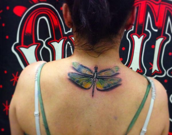Libelle Tattoo Design im Nacken