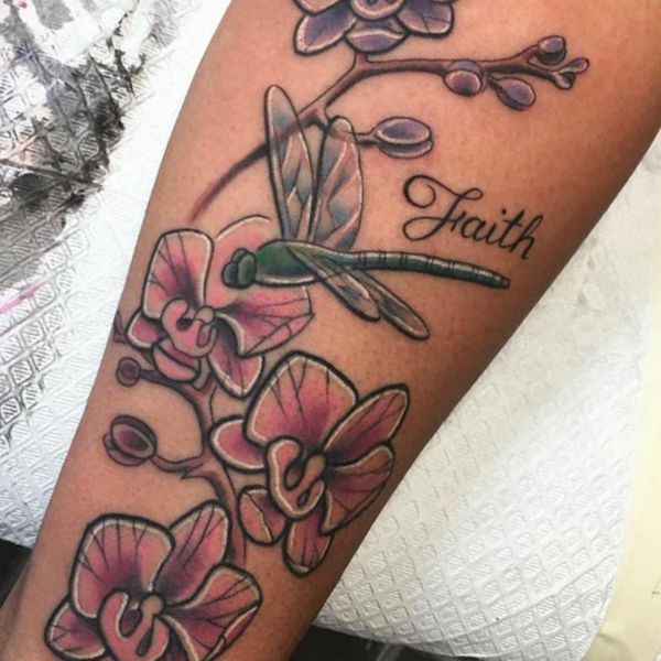 Libelle mit Blumen Design auf dem Arm