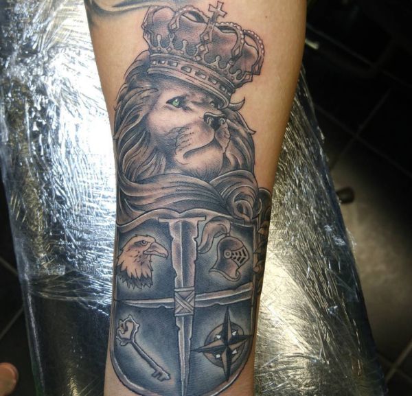 Frau unterarm löwe tattoo Tattoo kosten