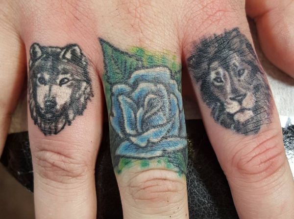 Löwen und Wolf mit Blume Design auf Finger
